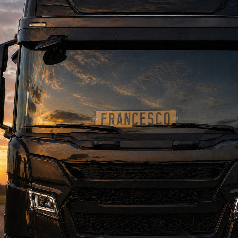 Carica immagine in Galleria Viewer, Targa camion personalizzata pressata arancio con caratteri neri e ventose
