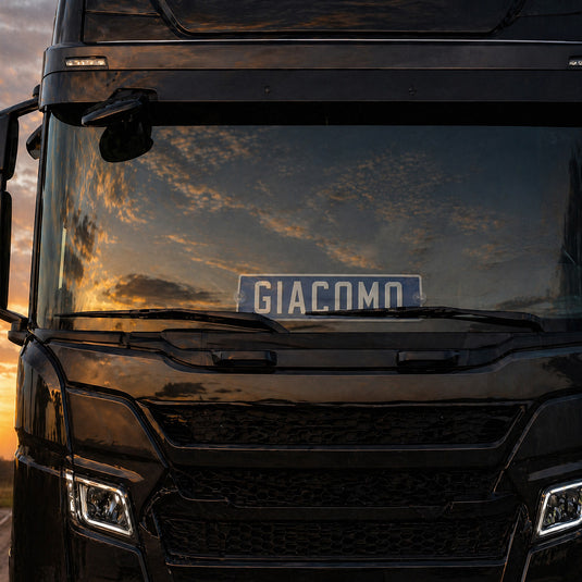 Targa camion personalizzata pressata blu con caratteri bianchi e ventose