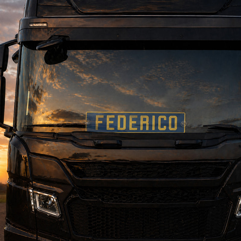 Carica immagine in Galleria Viewer, Targa camion personalizzata pressata blu con caratteri gialli e ventose
